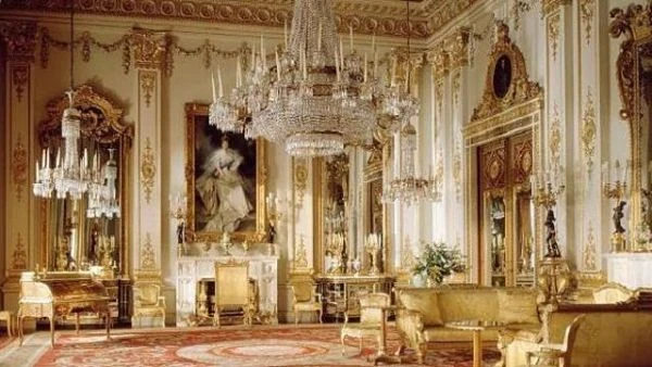 Interior de palacio con decoración dorada, candelabros y mobiliario lujoso