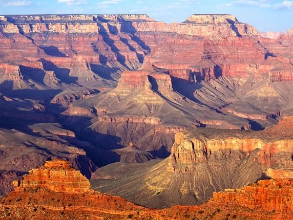 Gran Cañón con capas geológicas coloridas de roca roja y desfiladeros profundos