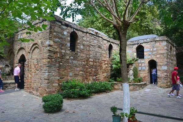 Dos construcciones de piedra con arcos y ventanas en sitio arqueológico