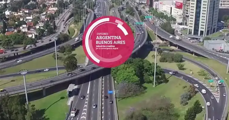 Vista aérea de autopistas en Buenos Aires con cartel circular de expo mundial