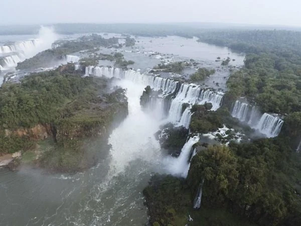 Vistas aéreas de Cataratas Iguazú con múltiples cascadas y selva