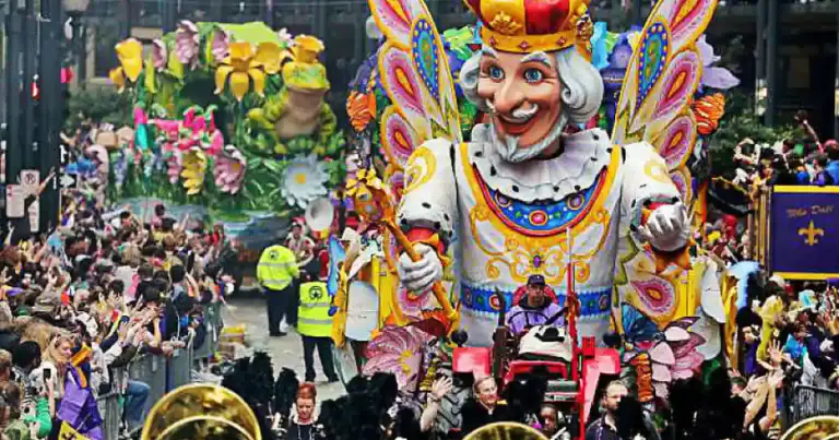 Desfile carnavalesco con estructura flotante dorada y personajes tradicionales