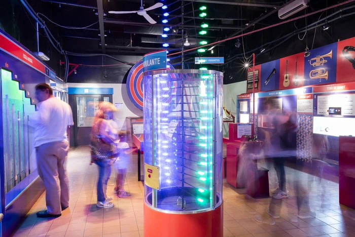 Interior de planetario moderno con instalaciones interactivas para visitantes