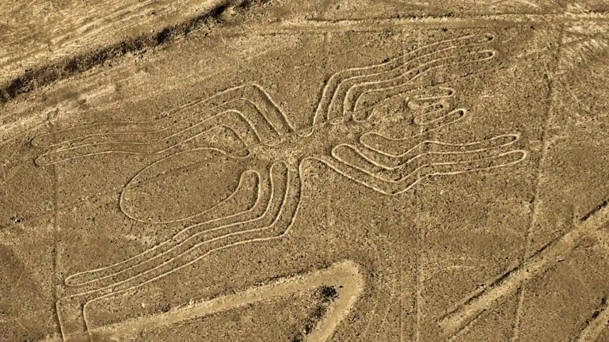 Vista aérea de geoglifo antiguo (figura humanoide) en el desierto