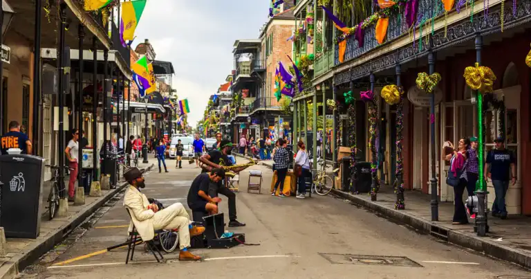 calle de nueva orleans adornada con hombres sentados con instrumentos
