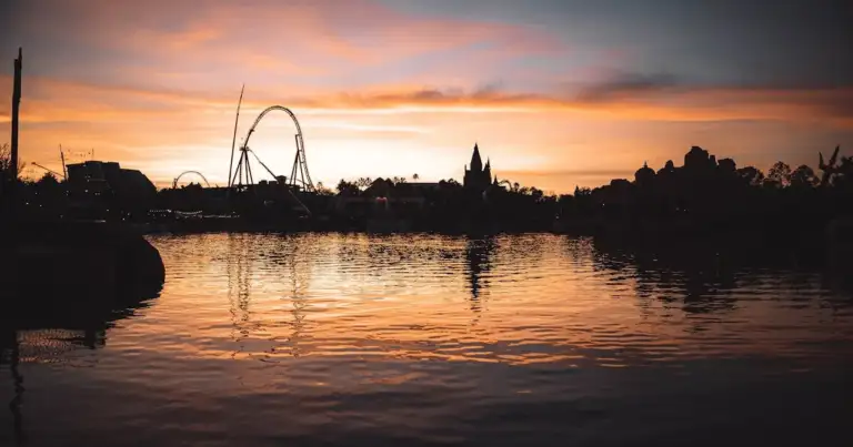 Atardecer en Universal Orlando con vista al lago y montañas rusas