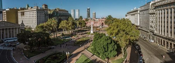 Plaza histórica con edificios neoclásicos, palmeras y centro urbano de Buenos Aires