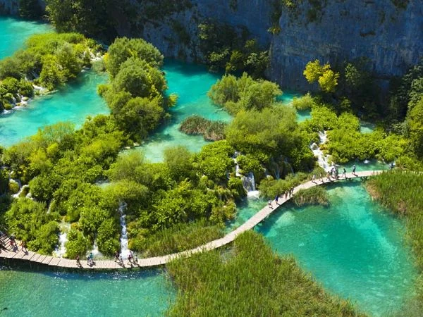 Vistas aéreas de Lagos de Plitvice con agua turquesa y vegetación exuberante
