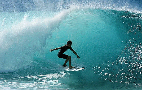 Surfista montando una ola en la costa de Oahu Surfista montando una ola en la costa de Oahu