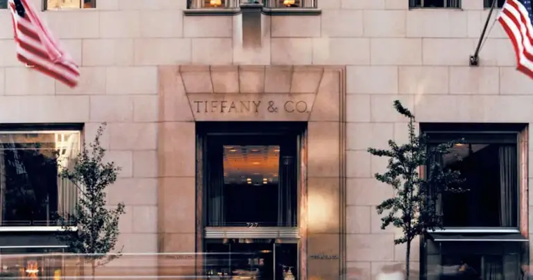 Entrada de la tienda Tiffany & Co con banderas americanas y letrero