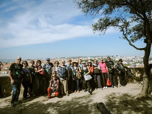 Grupo de turistas en mirador con vistas de ciudad histórica al fondo