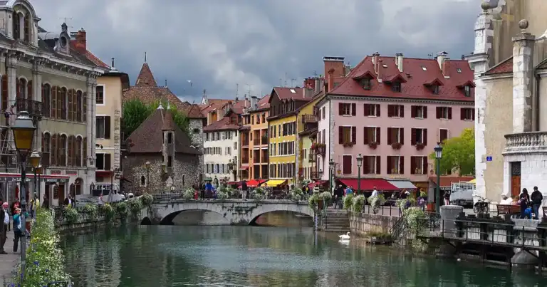 Río con puente y edificios coloridos de arquitectura antigua junto al agua