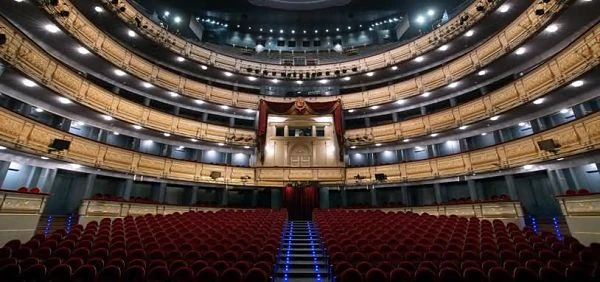 Interior del Teatro Real con butacas rojas y palcos
