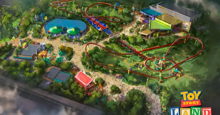 Vista aérea de parque temático con atracciones, piscina azul y zonas verdes