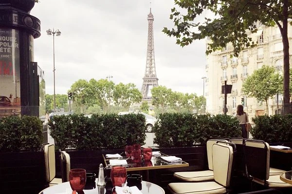 Terraza de un restaurante con vista a la torre eiffel