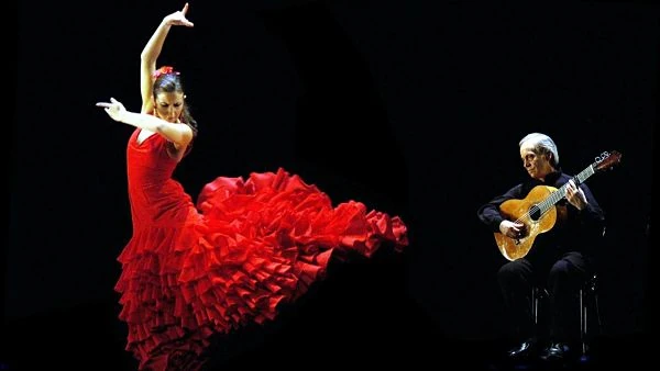 El arte del flamenco español Bailaora de flamenco con vestido rojo tradicional realizando movimientos apasionados