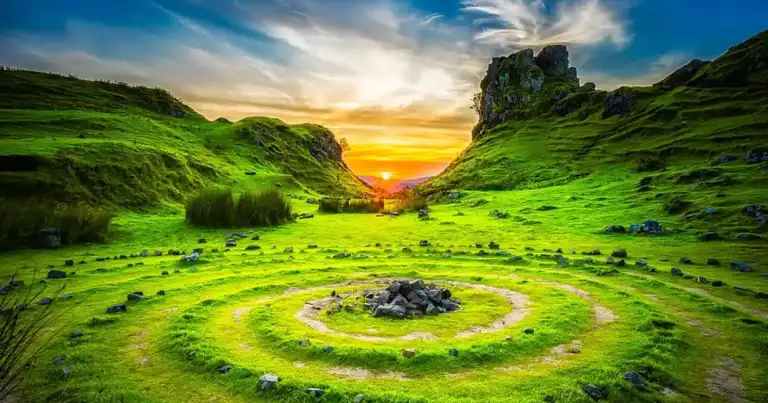 isla de skye, se ven circulos de cesped, elevaciones verdes y el atardecer