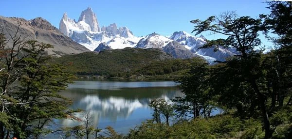 Monte Fitz Roy reflejado en Laguna Capri con vegetación