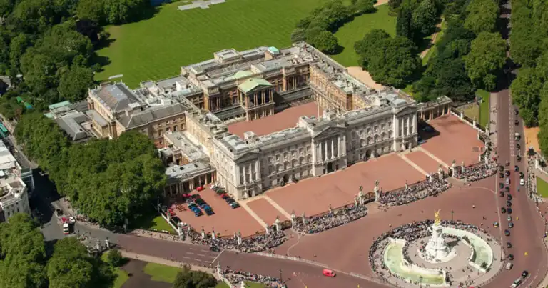 Vista aérea del Palacio de Buckingham con jardines y arquitectura
