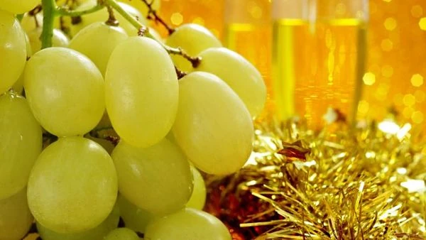 Las doce uvas de Nochevieja Racimo de uvas preparado para la tradición de las doce campanadas de Nochevieja