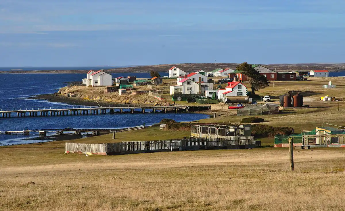 Casas coloridas sobre acantilados rocosos junto al mar en Islas Malvinas