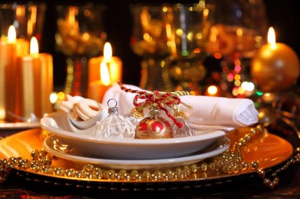 Navidad en España Mesa navideña española con decoraciones tradicionales y platos típicos