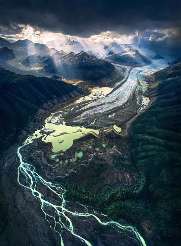 Glaciar de la Patagonia vista aérea con ríos de agua turquesa y montañas nevadas