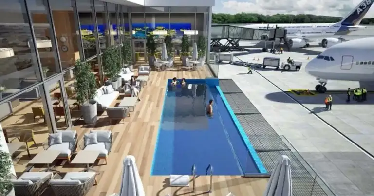 Piscina moderna en terminal de aeropuerto con aviones estacionados en la pista