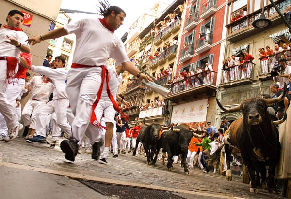 Fiestas de San Fermín en Pamplona Multitud vestida de blanco con pañuelos rojos durante las fiestas de San Fermín