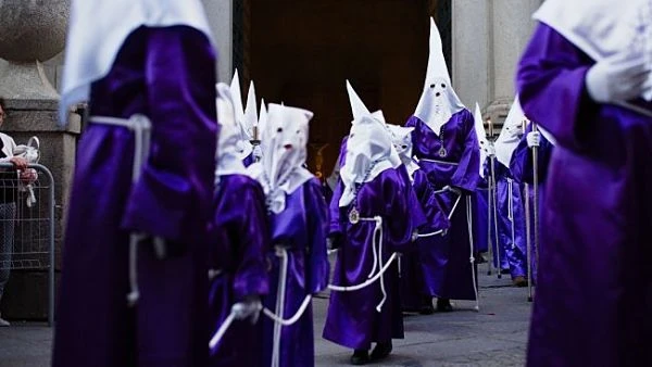 Semana Santa en Andalucía Procesión de Semana Santa en Andalucía con nazarenos vestidos con capirotes morados