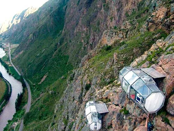 Cápsulas del Skylodge colgando de un acantilado junto al río Urubamba en Perú