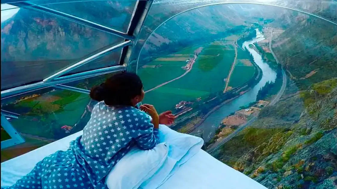 Dormir en las alturas: hotel colgado de una montaña en el Valle Sagrado