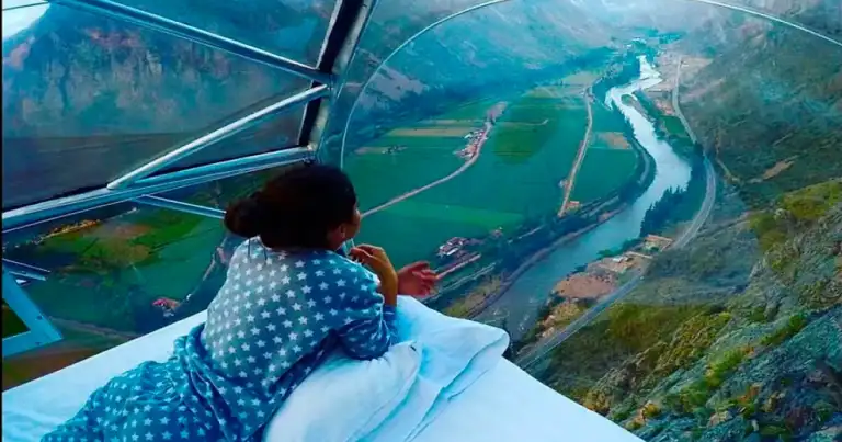 Dormir en las alturas: hotel colgado de una montaña en el Valle Sagrado