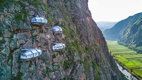 Cápsulas transparentes del Skylodge Adventure Suites colgando sobre una montaña en el Valle Sagrado de los Incas