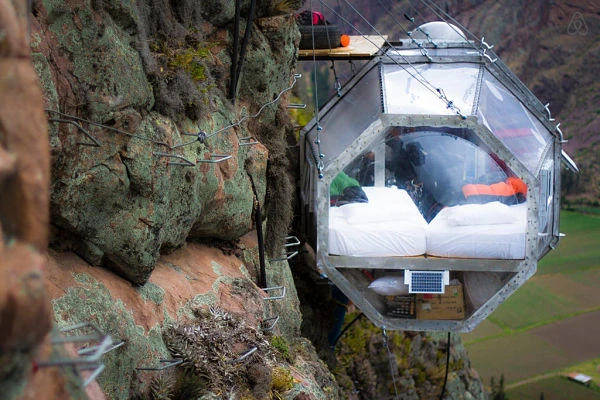 Vista cercana de una cápsula transparente suspendida en el Skylodge