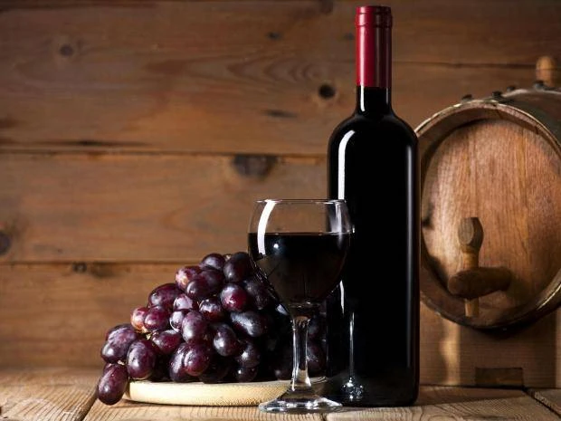 Viñedos de Mendoza: cuna del vino argentino Viñedos verdes en Mendoza al pie de la cordillera de los Andes, bajo un cielo despejado