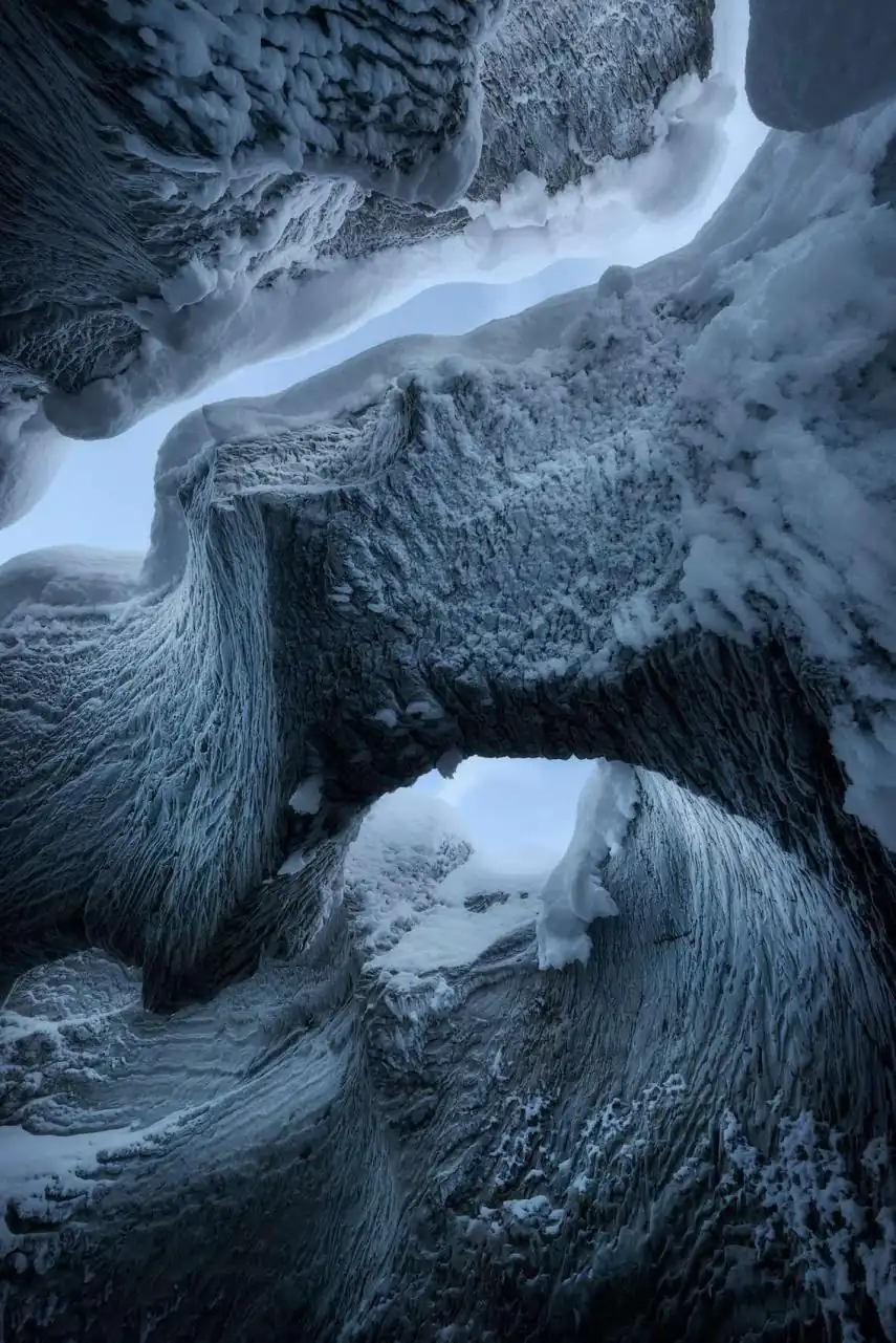 Río congelado entre acantilados nevados en Parque Nacional Yoho, Canadá