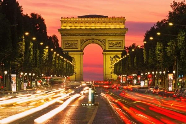 arco del triunfo, haces de luz de los autos, iluminaci{on de la avenida
