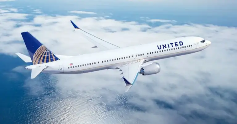 Avión United Airlines volando sobre las nubes en vuelo comercial