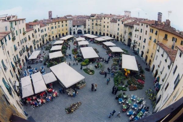 Plaza medieval desde vista aérea con carpas