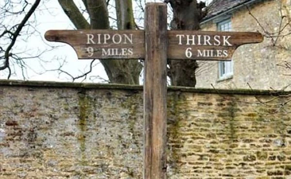 Carteles de época colocados en una calle de Bampton para el rodaje de Downton Abbey