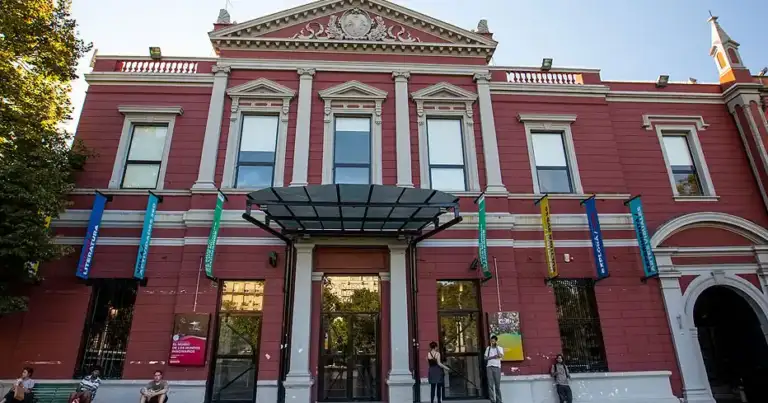 Edificio de arquitectura colonial roja con puertas y ventanas azules