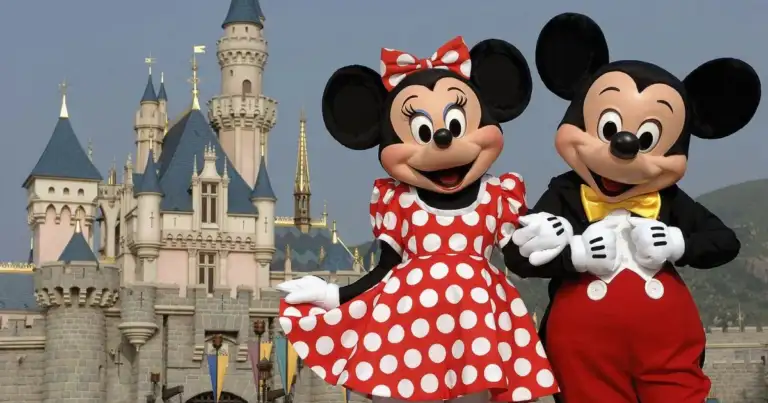 Mickey And Minnie Mouse Welcome Everyone To Hong Kong Disneyland Resort