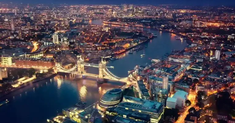Puente de la torre de Londres. Foto aérea que muestra el tamesis y la ciudad extendida de Londres