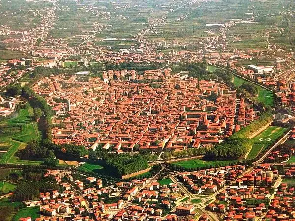 Ciudad medieval amurallada vista desde arriba