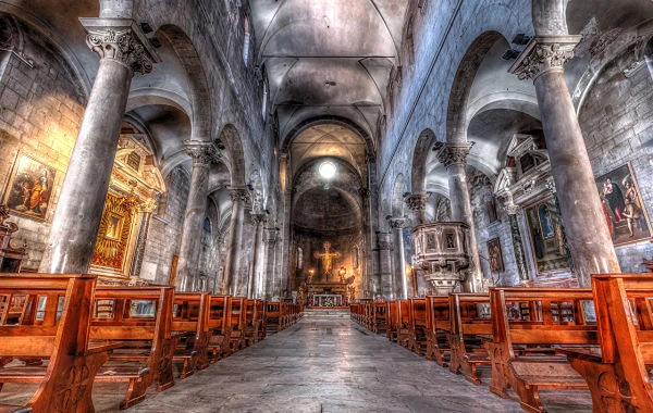 Nave de iglesia con columnas y bóvedas