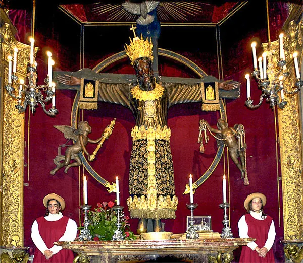 Altar con crucifijo dorado en iglesia