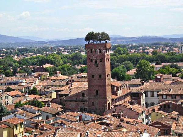 Torre medieval sobre ciudad en montaña