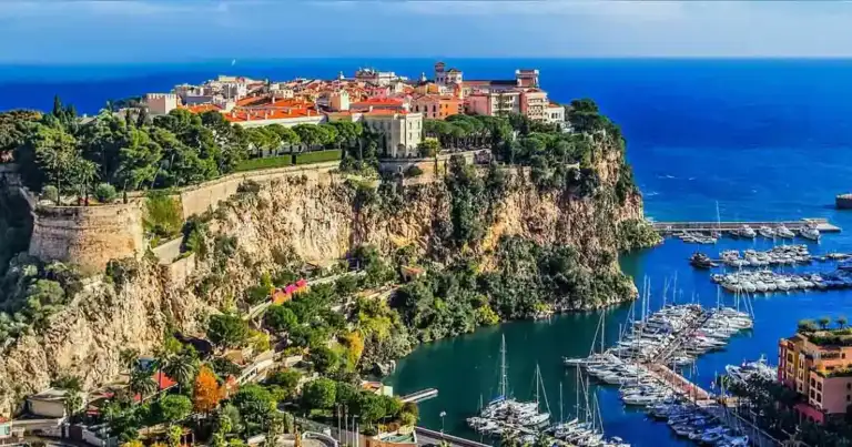 Vista de Mónaco. se ven barcos abajo del murallon sobre el que está la ciudad