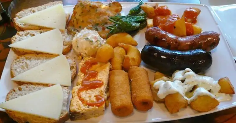 bandeja de tapas, fiambre, croquetas, chorizo, pan